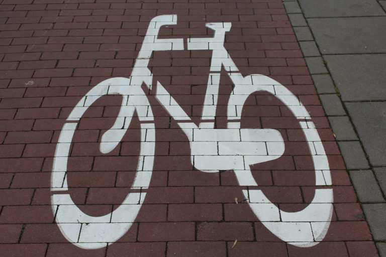 Jechał oplem po ścieżce rowerowej