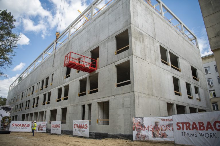 Wiecha na nowym skrzydle Szpitala Bielańskiego