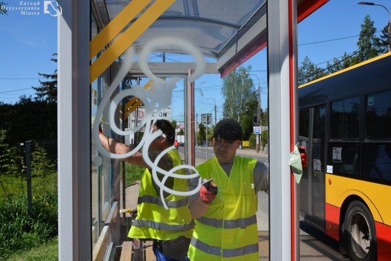 Pseudograffiti znika z przystanków i koszy